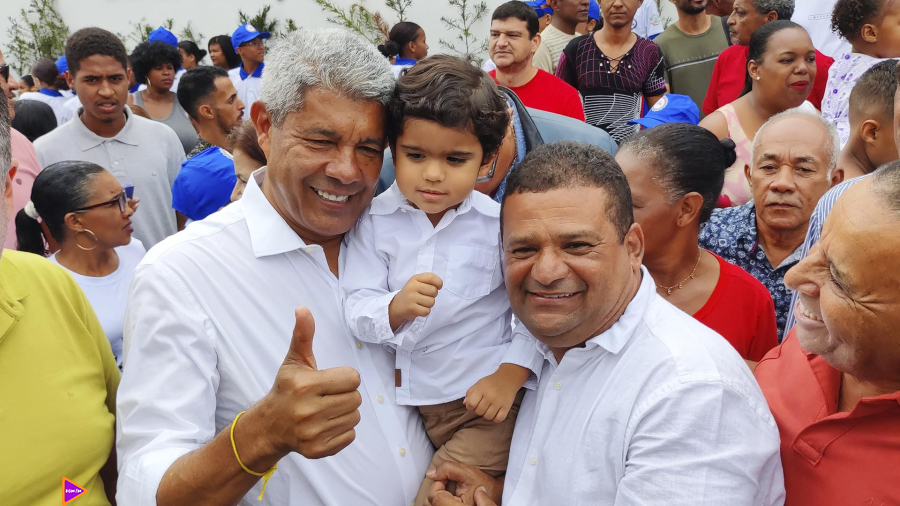 Jerônimo anuncia nova escola e entrega ambulância durante visita a Itagi