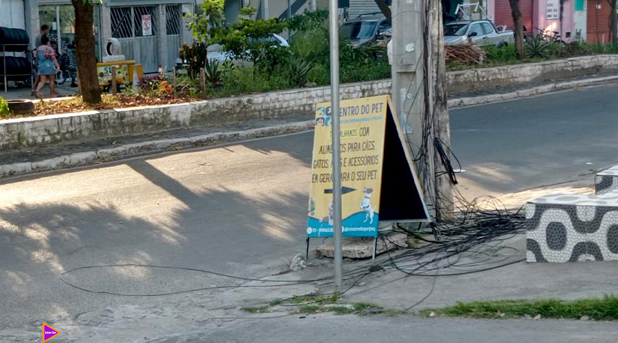 Fiação é abandonada por telefônicas e dá dor de cabeça a moradores da Rua Ari Barroso, no Jequiezinho