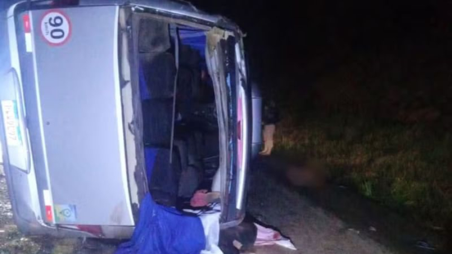 Acidente com micro-ônibus da Prefeitura de Ipiaú deixa dois mortos e dezenas de feridos na BR-116