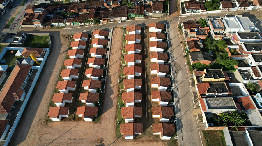 Governo da Bahia investe R$ 42 milhões em macrodrenagem em Ipiaú e amplia moradias populares.