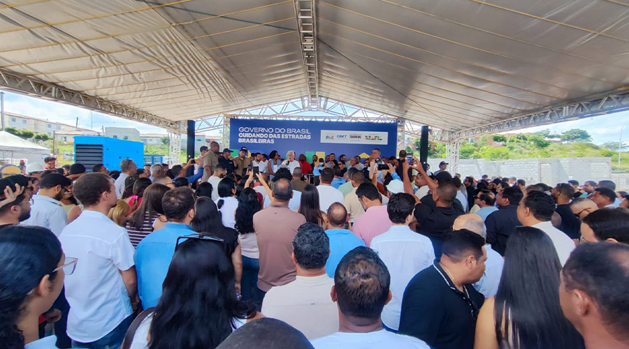 “O povo não é ingrato, o político pode ser”, diz Jaques Wagner em ato em Jequié com Rui Costa que anuncia mais R$ 57 milhões em obras; prefeito não comparece.