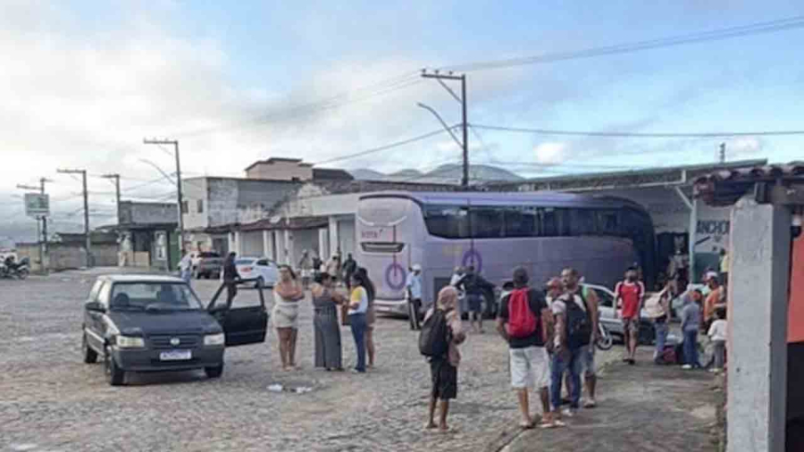Ônibus invade ponto de apoio em Itambé, mata duas mulheres e deixa feridos; motorista fugiu.