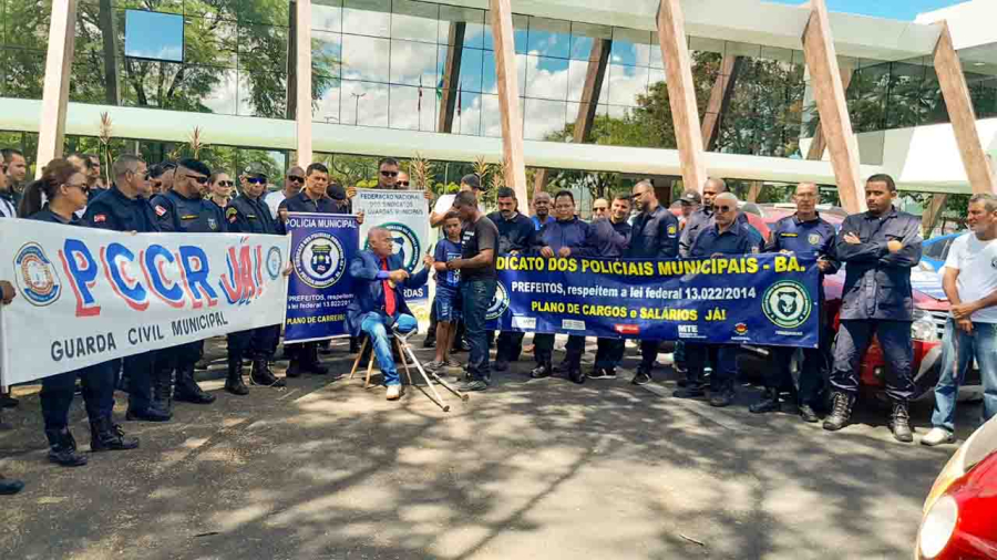Pré-candidato a vice-governador, Zé Cocá critica segurança da Bahia, mas deixa Guarda Municipal de Jequié sem PCCR, sem porte de arma e com servidores fazendo rifa para comprar remédio.