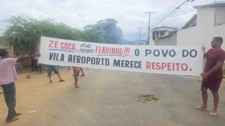 Após quase 3 anos da promessa de Zé Cocá, ex-prefeito e pré-candidato a vice de ACM Neto, moradores da Vila Aeroporto protestam contra abandono em Jequié