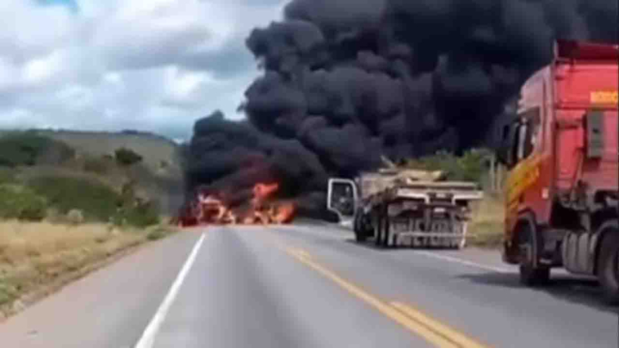 Colisão envolvendo quatro veículos gera incêndio e interdita totalmente a BR-116 em Manoel Vitorino