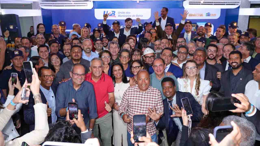 Ovacionado na Marcha dos Prefeitos, Jerônimo Rodrigues se afirma no centro do debate político baiano; ACM Neto aciona alerta vermelho