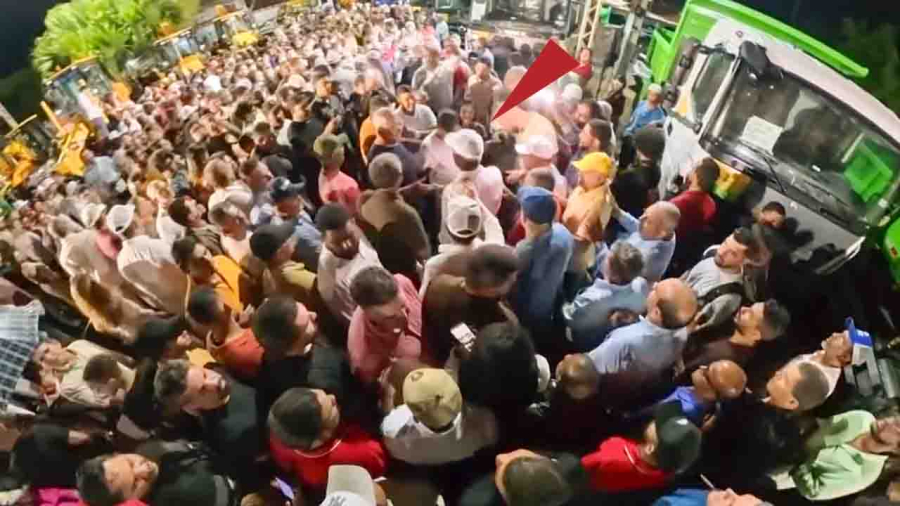Multidão lota Parque de Exposições para acompanhar governador Jerônimo Rodrigues na abertura da Expo Jequié; confira a entrega de máquinas
