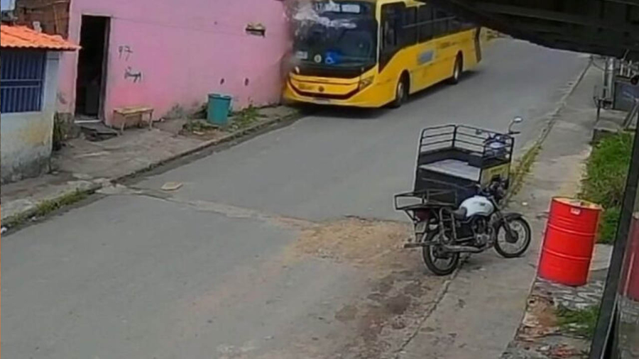 Ônibus atinge residência em Itabuna após motorista passar mal