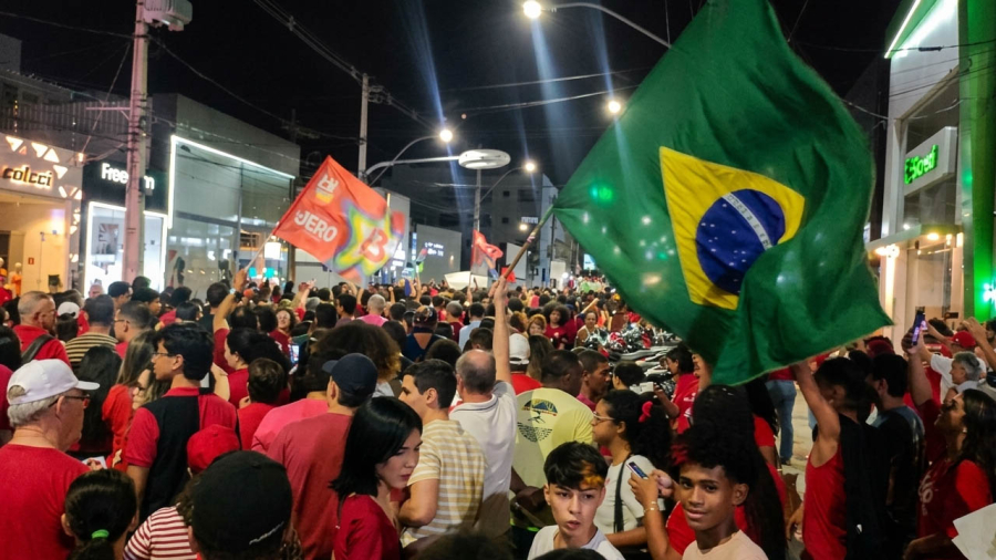 Jequié: estudantes lotam ruas em passeata histórica pró-Lula