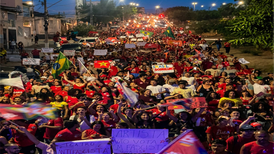 Jequié: “Dia de ir às ruas”, convoca estudantes; ato pró-Lula triplica e isola Zé Cocá